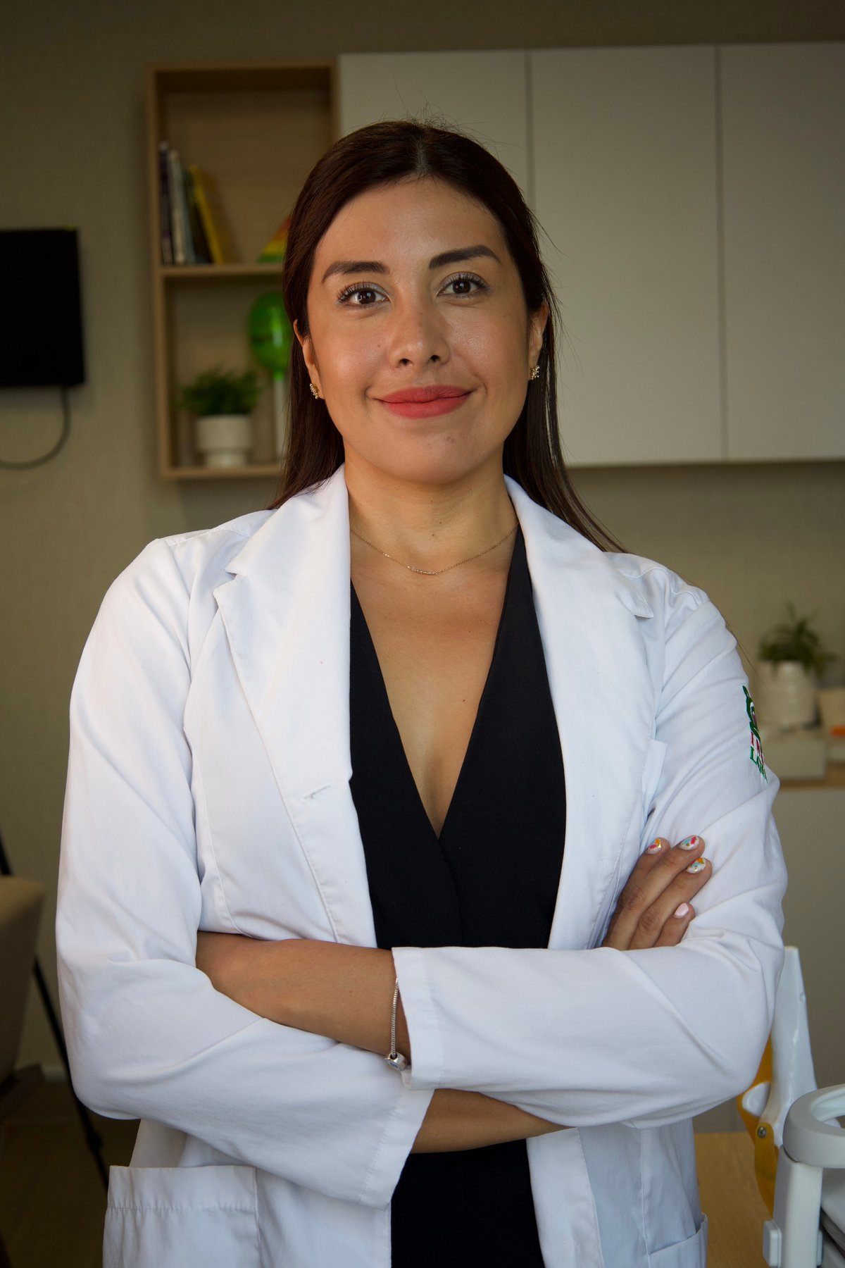 Dra. Diana Karina Mayorga Ramírez en bata blanca en un consultorio moderno